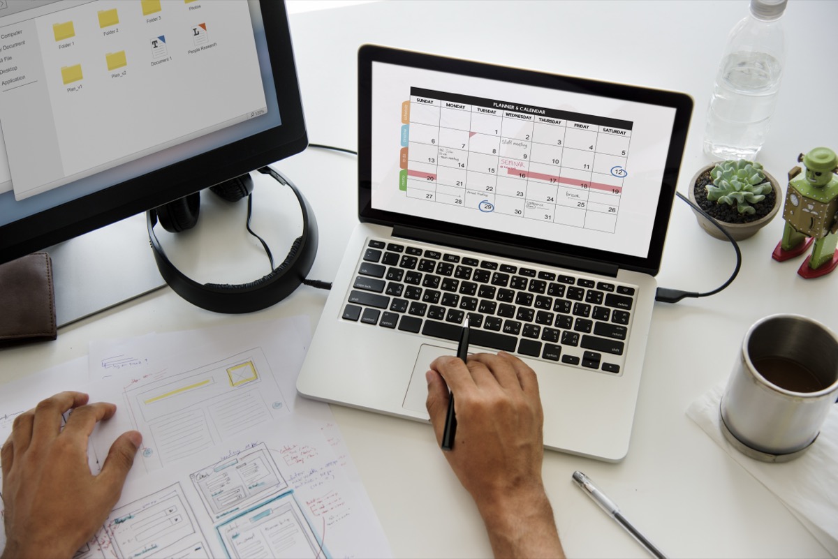 Planning de congés payés affiché sur un agenda d'entreprise