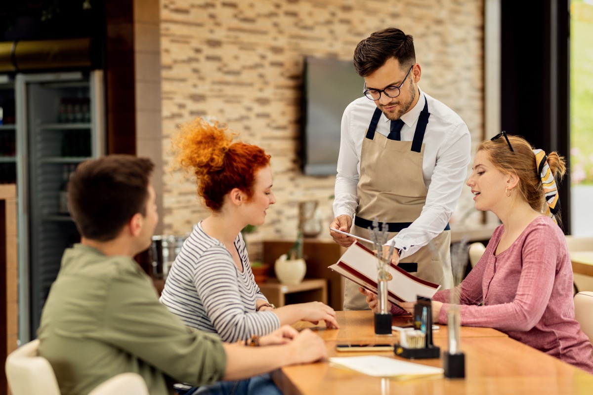 Salarié utilisant son titre-restaurant pour commander au restaurant