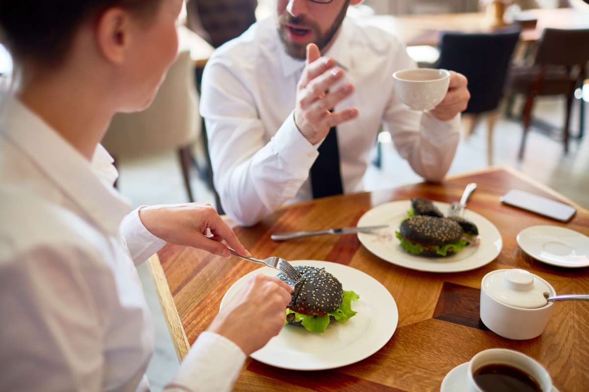 Déjeuner de deux collègues payé avec des titres-restaurant