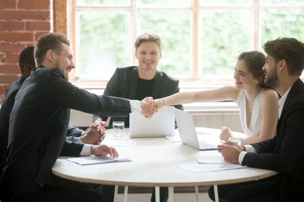 Employeur informant un salarié de la fin de sa période d'essai