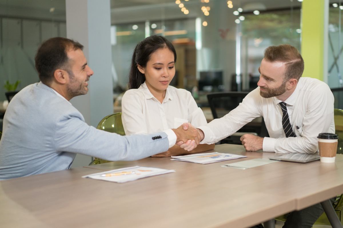 Salarié et employeur échangeant à propos de la fin de la période d'essai