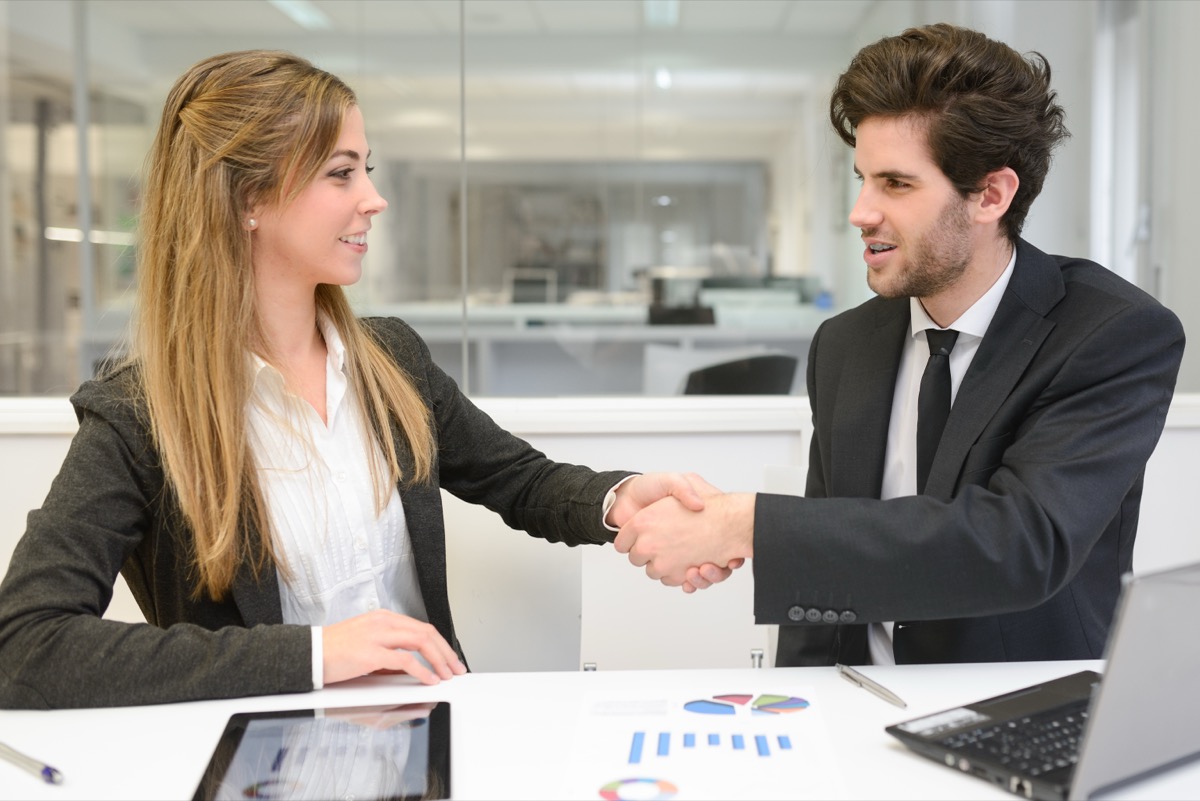 Employeur et salarié discutant du versement de la prime de participation