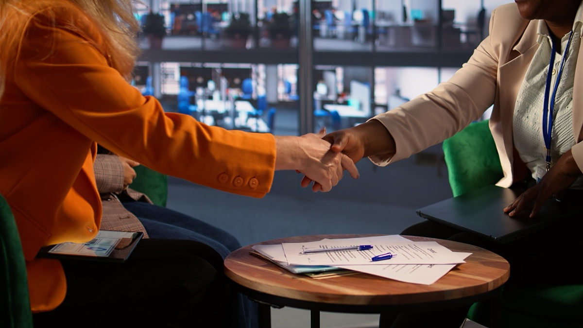 Équipe de salariées célébrant le versement de leur prime d'intéressement