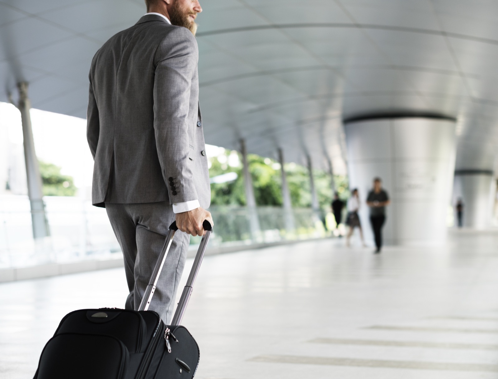 Dirigeant d'entreprise avec sa valise avant son départ de France, soumis à l'exit tax