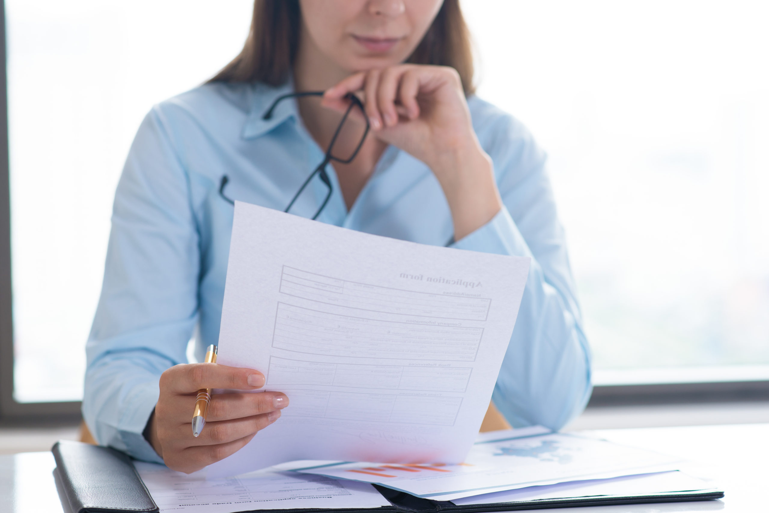 Salariée vérifiant sa mutuelle d'entreprise sur son bulletin de paie